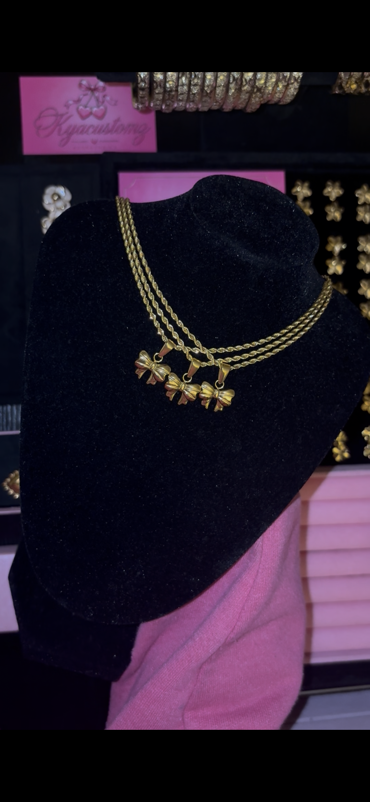 Bow necklace